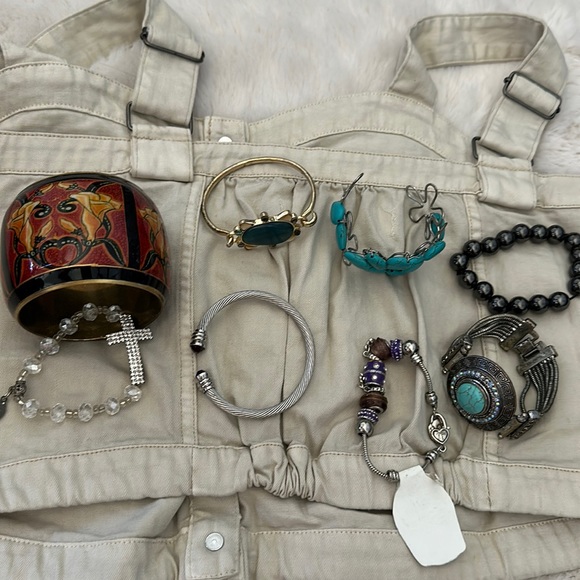 A LOT BUNDLED BRACELETS - Picture 1 of 4